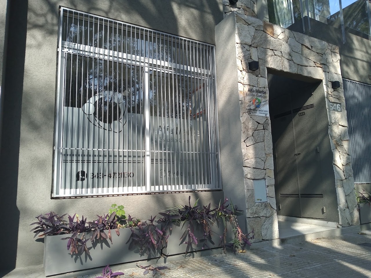Fachada moderna del estudio contable Alfa Marbe en Paraná